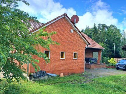 Seitenansicht Garage.jpg - 6 Zimmer Mehrfamilienhaus, Wohnhaus in Hechthausen