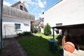 Garten und Blick auf 2-Familienhaus - 