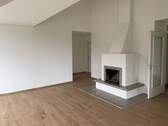 Wohnzimmer mit Kamin - 4 Zimmer Etagenwohnung zum Kaufen in Dresden