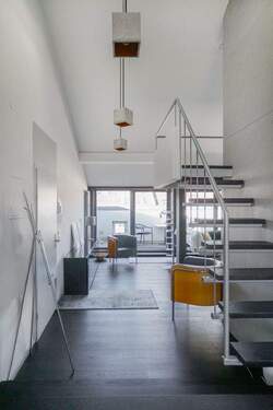 Wohnzimmer mit Zugang zur Galerie und zur Terrasse - 1 Zimmer Etagenwohnung zur Miete in Berlin