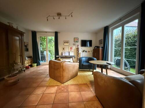 Wohnzimmer mit Blick zum Garten - Reihenendhaus mit 128,00 m&sup2; in Berlin zum Kaufen
