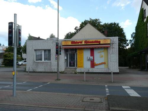 Vorderansicht - Baugrundstück mit Altbestand und optimaler Verkehrsanbindung