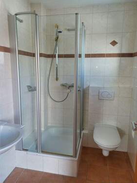 Gäste-WC mit Dusche - 