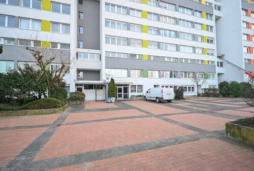 Eingang Wohnhaus - 2 Zimmer Etagenwohnung zum Kaufen in Rodgau