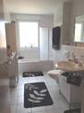 Badezimmer mit Wanne (Musterfoto) - 