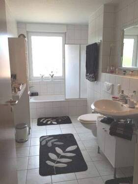 Badezimmer mit Wanne (Musterfoto) - 