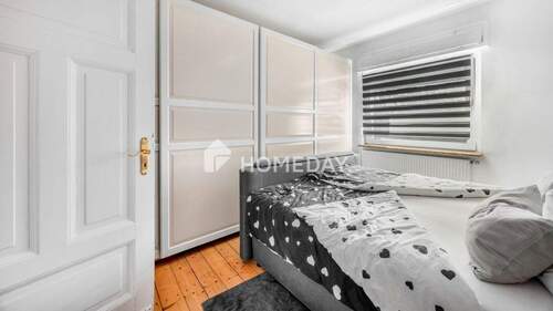 1. OG Schlafzimmer 1 - 