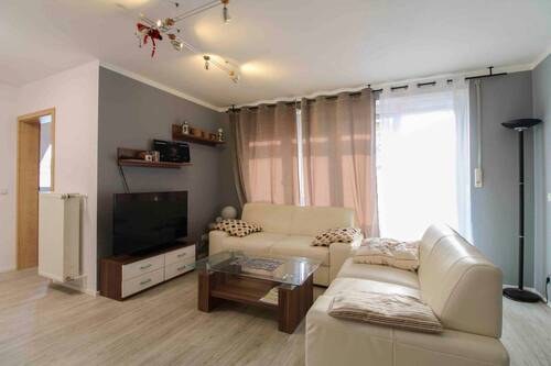 Wohnzimmer - Charmante 5-Zimmer-Maisonettewohnung mit Tiefgaragenstellplatz und Balkon