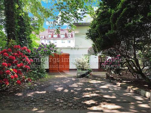 Hausansicht und Garage - 