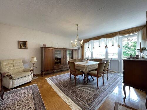 Wohnzimmer mit Zugang zur überdachten Loggia - 