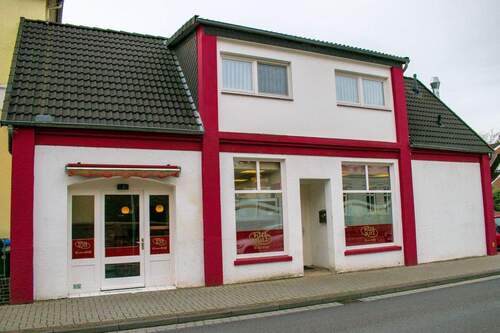 Straßenansicht - Bahnhofsnähe: Ladenlokal für Pizzeria, Dönerladen o.ä. zu vermieten