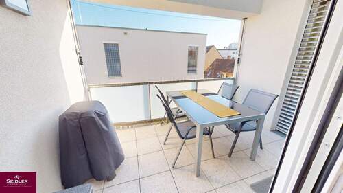 Überdachter großzügiger Balkon - 