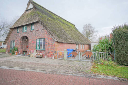 Front-/Seitenansicht - 8 Zimmer Mehrfamilienhaus, Wohnhaus zum Kaufen in Loxstedt