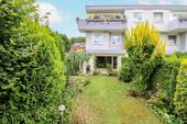 Ansicht Hinten - Eigentumswohnung mit Erbpacht im Reihenhaus-Charme mit Terrasse Garten & Garage