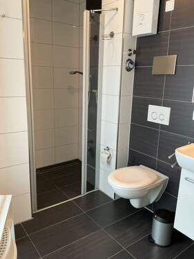 Badezimmer mit bodentiefer Dusche - 