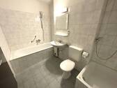 Bad mit Wanne und Dusche - 