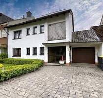 Gepflegtes Wohnhaus mit zwei Hauptwohnungen, zusätzlicher Dachgeschossnutzung und neuer Pelletheizung in Breckerfeld
