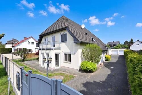 Hausansicht mit Einfahrt - 