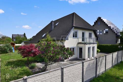 Haus mit Blick in den Garten - 8 Zimmer Einfamilienhaus zum Kaufen in Falkensee
