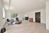 Wohnzimmer mit Kaminofen - 8 Zimmer Einfamilienhaus in Falkensee