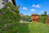 Garten mit Spielgeräten - 