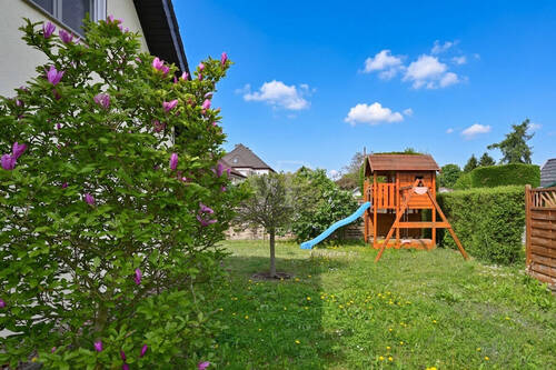 Garten mit Spielgeräten - 
