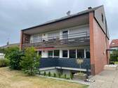 Außenansicht Straßenseite - 2-Zimmer-Wohnung mit großer Loggia und Gartennutzung in bevorzugter Wohngegend