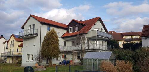 Ansicht Gebäude Gartenseite - Ruhige 3,5-Zimmer-DG-Wohnung mit Balkon