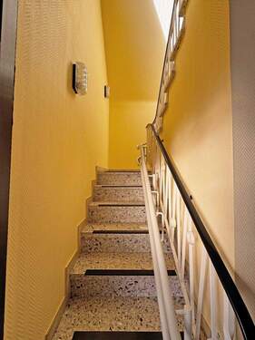 Treppenaufgang mit Treppenlift - 