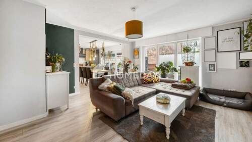 Wohnzimmer 2 - Lichtdurchflutetes EG mit offener Küche, überdachter Terrasse und klarer Raumaufteilung