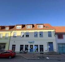 Wohn- & Geschäftshaus in attraktiver Innenstadtlage mit 11 Einheiten, Innenhofstellplätzen & Garagen - Röbel/Müritz