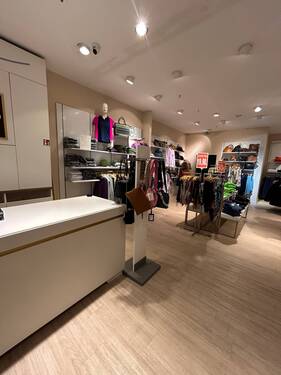 IMG_3044.jpeg - Gut Laufende Boutique im Herzen vom EKZ Farmen zu Verkaufen