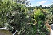 Ausblick vom ersten Stock in den Garten - Viel Grün, Ruhe und das ganze Haus erfüllt zahlreiche Wünsche!