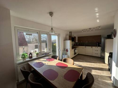 Küche mit Essplatz und Terrassenzugang - 