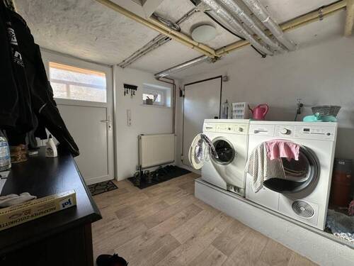 Waschküche mit Zugang in den Garten - 