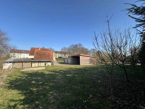 Ansicht west mit Grundstück - 