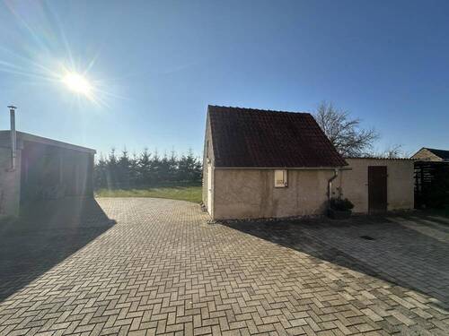 Nebengelass mit zwei Schuppen und Ausbaureserve - 