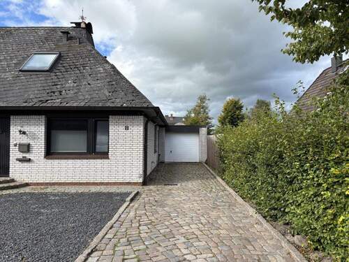 Auffahrt mit Garage - 5 Zimmer Einfamilienhaus in Handewitt