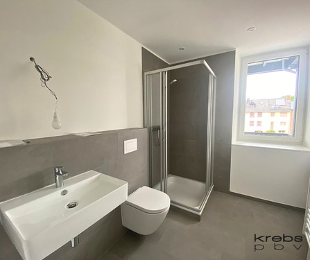 Badezimmer mit Dusche und Fenster - 2 Zimmer Etagenwohnung zur Miete in Wittlich