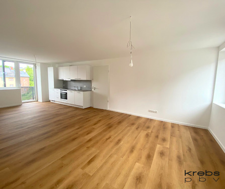 Wohn-Essbereich mit EBK und Balkon - 