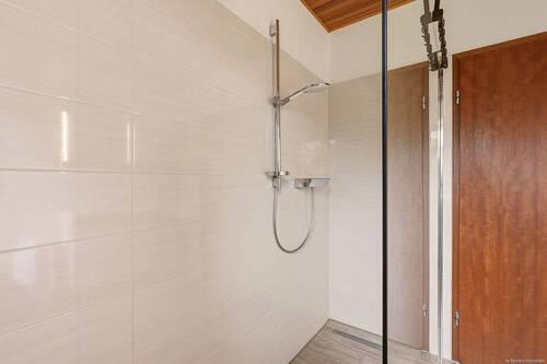 Badezimmer mit Walk-in Dusche - 