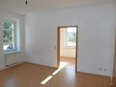 Wohnzimmer, Zugang zum Schlafzimmer - Etagenwohnung mit 47,70 m² in Dohma zur Miete