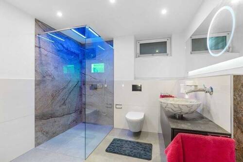 Bad mit begehbarer Dusche im UG (Einliegerwohnung) - 