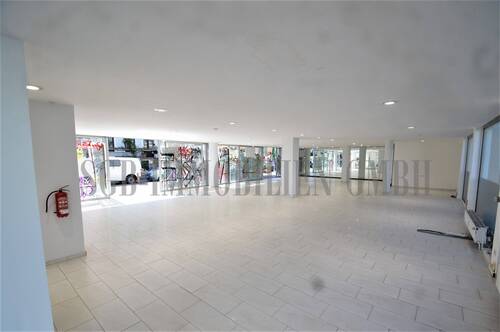 Vorderer Bereich der Ausstellungsfläche mit geöffneten Glasschiebetüren - 