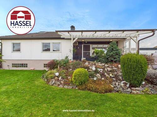 Titelbild_ - Seltene Gelegenheit: Freistehender Fertighaus-Bungalow mit Massivkeller in Toplage von Zülpich