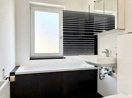 Badezimmer - Wunderschöne & frisch sanierte DG-Wohnung mit EBK + Stellplatz mieten