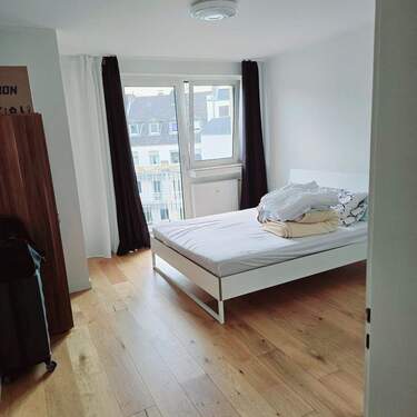 Schlafraum mit Balkonzugang - Lichtdurchflutete, modernisierte 2-Zimmer-Wohnung mit Balkon im Herzen von Aachen