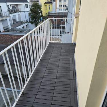 Balkon mit Zugang von Küche und Schlafzimmer - 