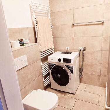 Duschbad mit Waschmaschinenanschluss - 