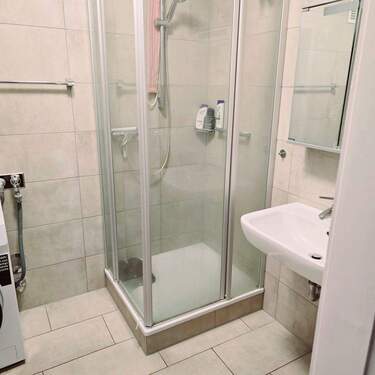 Duschbad mit Waschmaschinenanschluss - 